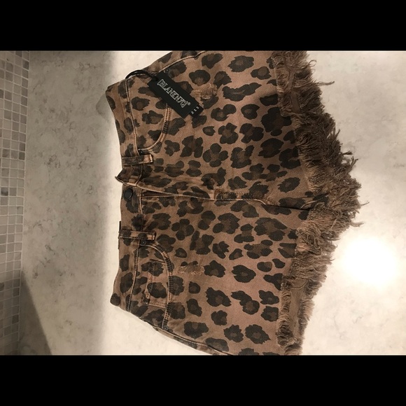 Blank NYC “the barrow- vintage high rise shorts - Picture 2 of 5